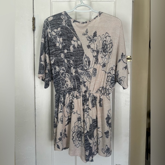 Ginger G Boho Summer Floral Print Flowy V-Neck Lined Romper - Picture 2 of 11